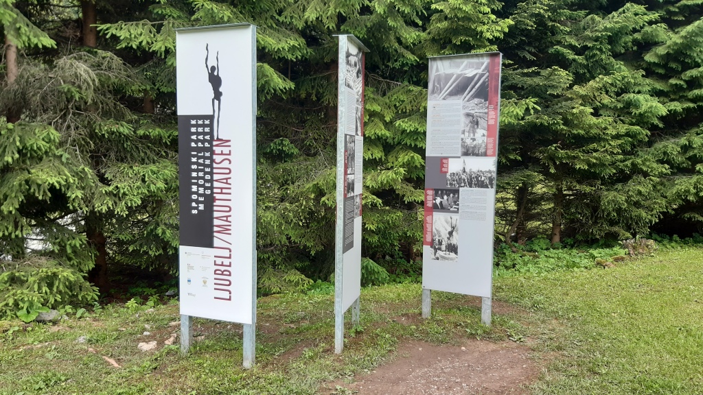 Les panneaux installés à l'entrée du camp Sud par le musée de Tržič ont été révisés par vos serviteurs et traduits en plusieurs langues. Photo Philippe Colman.