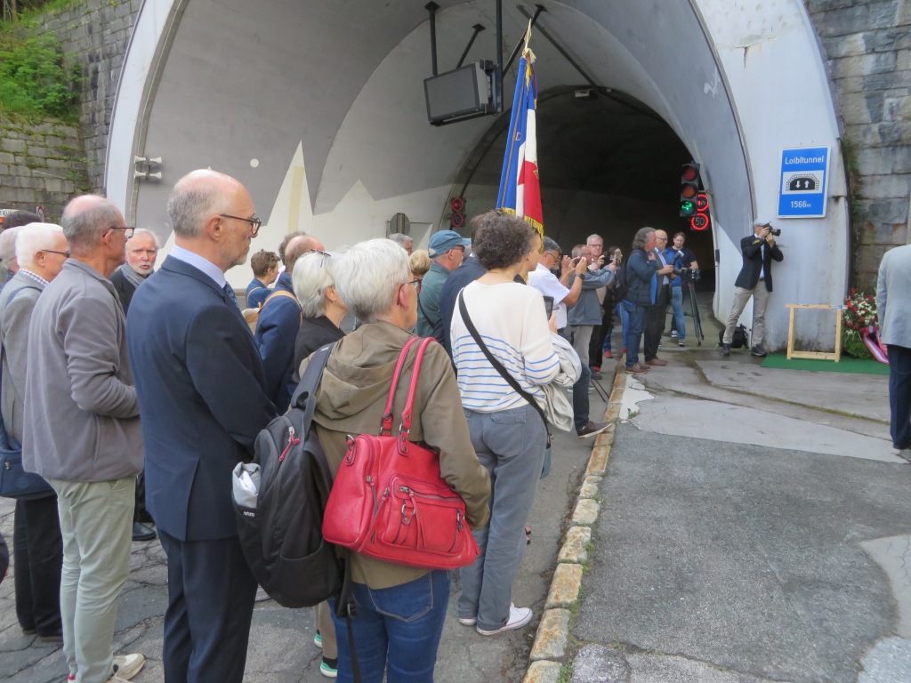 Toutes les délégations vont porter des gerbes de fleurs à l'entrée du tunnel. Photo Alain Lavigne.